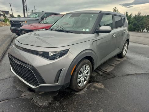Used 2025 Kia Soul LX FWD image 3