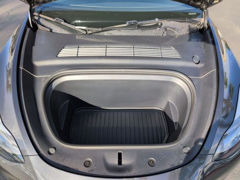 Used 2024 Tesla Model Y 2WD image 33