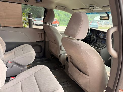 Used 2017 Toyota Sienna LE AWD/4WD image 15