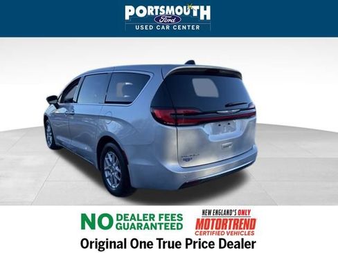 Used 2024 Chrysler Pacifica Touring-L image 26