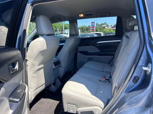 Used 2017 Toyota Highlander Plus w/ Carpet Mat Package image 11