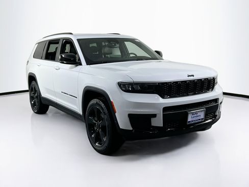 Used 2023 Jeep Grand Cherokee L Altitude image 3