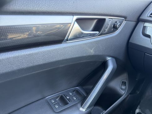 Used 2018 Volkswagen Passat 3.6 image 24