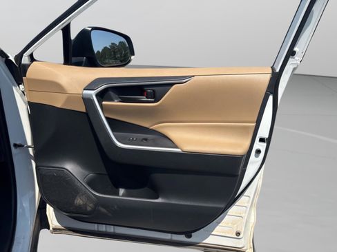 Used 2019 Toyota RAV4 LE FWD image 32