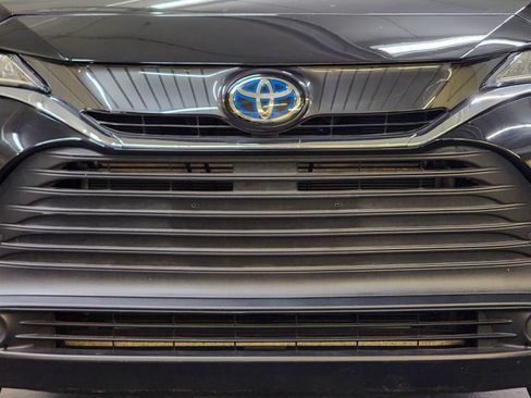 Used 2021 Toyota Venza LE AWD/4WD image 16