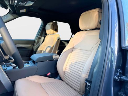 New 2026 Land Rover Discovery Dynamic SE image 16