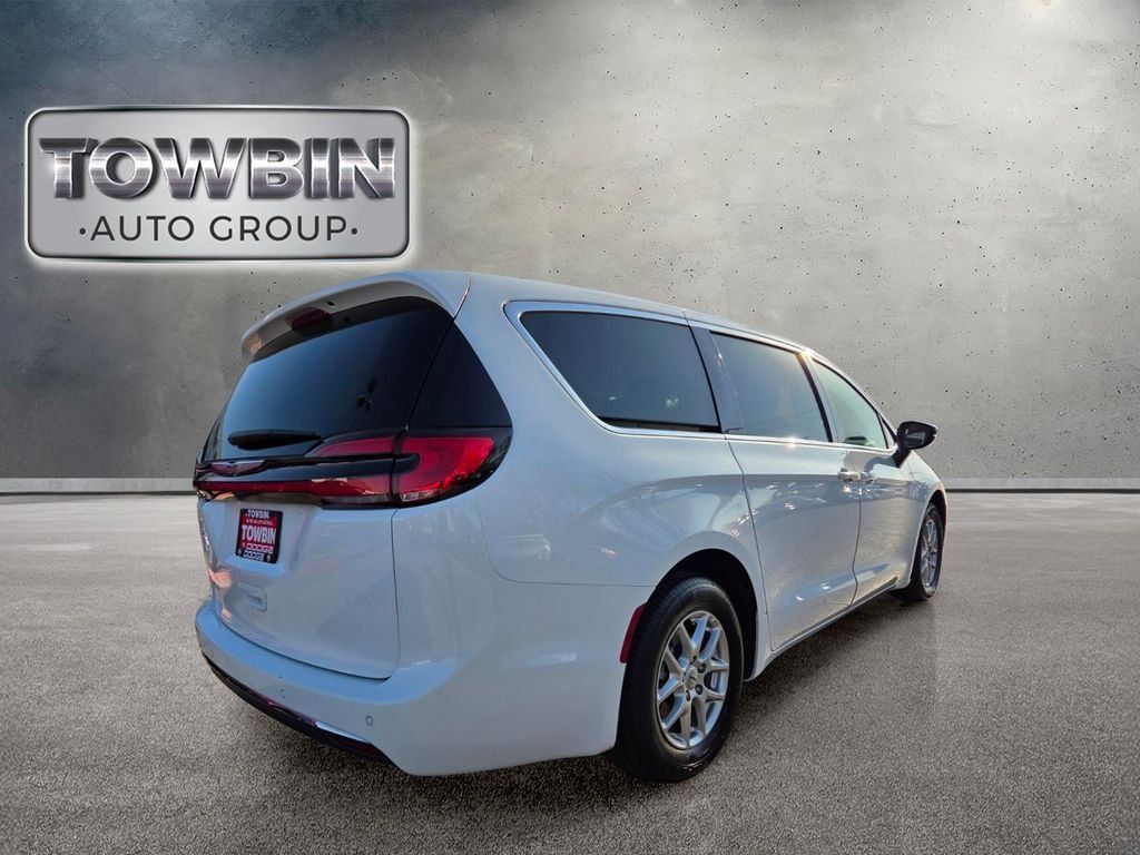 Used 2024 Chrysler Pacifica Touring-L FWD image 4