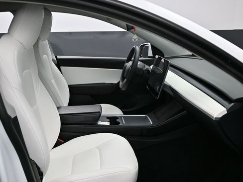 Used 2022 Tesla Model Y Long Range image 39