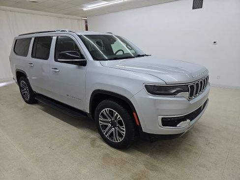 Used 2024 Jeep Wagoneer L Series II w/ Flexible Seating Group AWD/4WD image 16