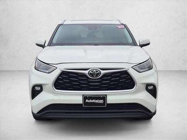 Used 2020 Toyota Highlander XLE AWD/4WD image 2