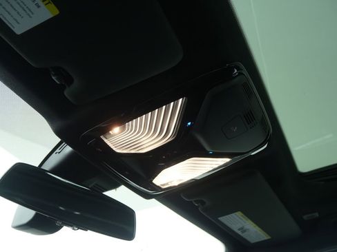 Used 2025 BMW 330i Sedan w/ Premium Package image 21