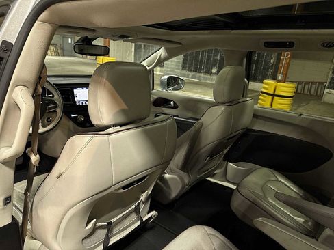 Used 2019 Chrysler Pacifica Limited image 30