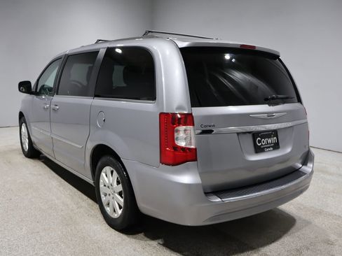 Used 2014 Chrysler Town & Country Touring image 6