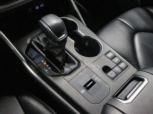 Certified 2024 Toyota Highlander XLE FWD image 24