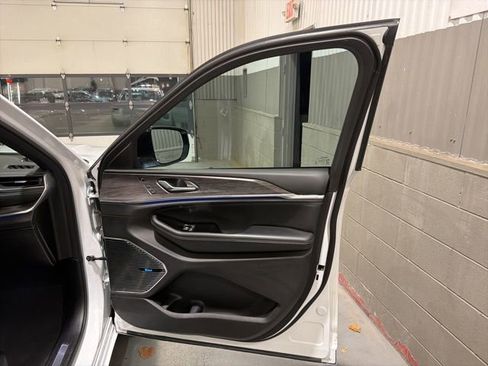 Used 2023 Jeep Grand Cherokee Overland w/ Advanced Protech Group III image 16