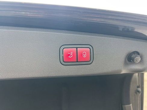 Used 2011 Mercedes-Benz E 550 Sedan image 35