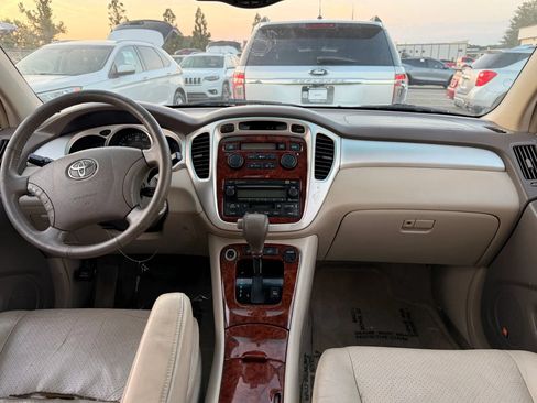 Used 2005 Toyota Highlander Limited w/ Leather Trim Pkg AWD/4WD image 3