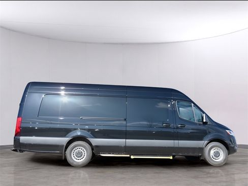 Used 2024 Mercedes-Benz Sprinter 2500 image 4
