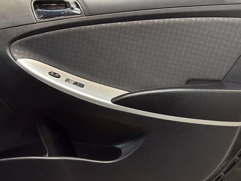 Used 2014 Hyundai Accent SE FWD image 9