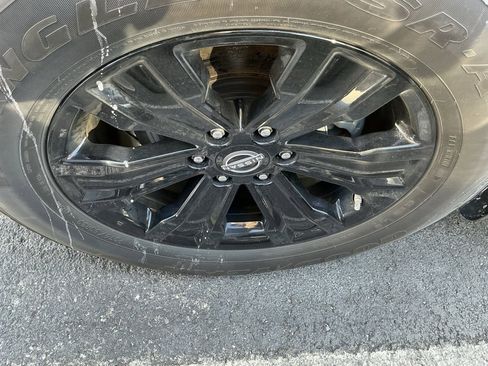 Used 2024 Nissan Titan SV w/ SV Convenience Package image 7