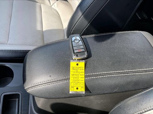 Used 2025 Ford Escape SE image 11