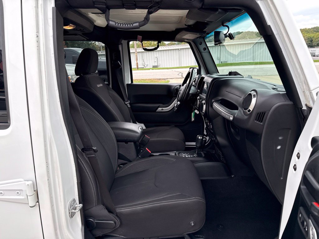 Used 2018 Jeep Wrangler Unlimited Sahara w/ Connectivity Group AWD/4WD image 42
