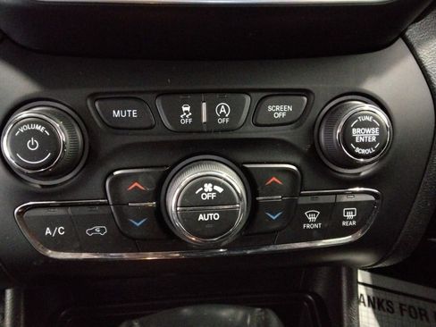 Used 2021 Jeep Cherokee Trailhawk image 23