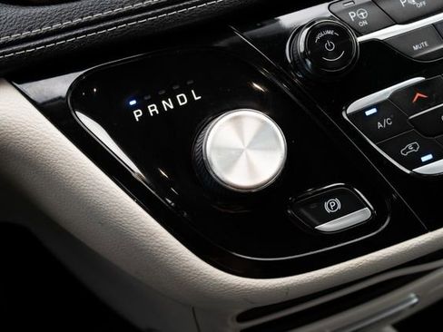 Used 2023 Chrysler Pacifica Touring-L image 32