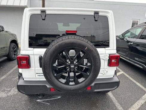 Used 2025 Jeep Wrangler Sahara 4xe image 7