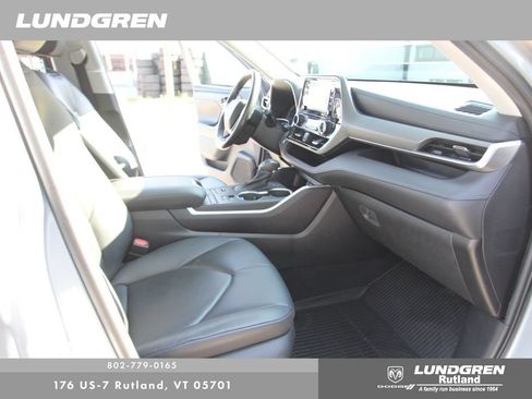Used 2021 Toyota Highlander XLE AWD/4WD image 19