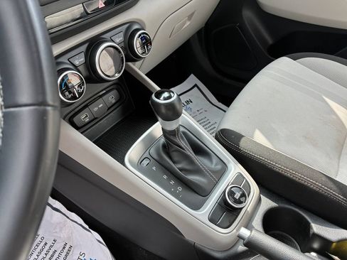 Used 2025 Hyundai Venue SEL FWD image 16