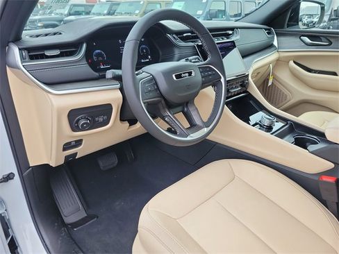 New 2025 Jeep Grand Cherokee Limited image 17