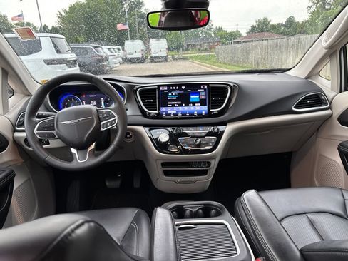 Used 2024 Chrysler Pacifica Touring-L FWD image 20