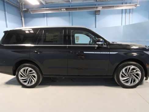 New 2026 Lincoln Navigator Reserve AWD/4WD image 35