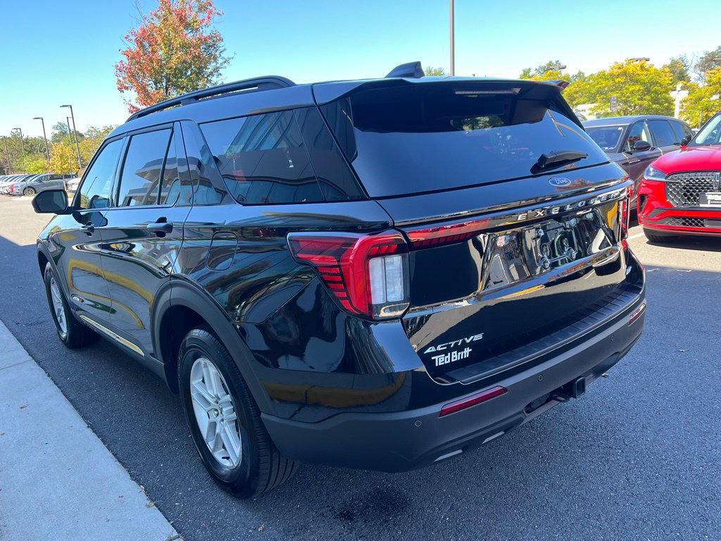 Used 2025 Ford Explorer Active AWD/4WD image 6