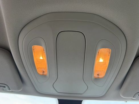 Used 2020 Chrysler Voyager L FWD image 31