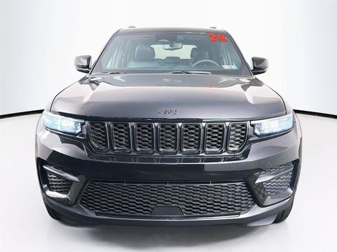 Used 2024 Jeep Grand Cherokee Altitude AWD/4WD image 6