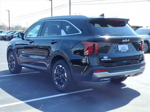 Used 2024 Kia Sorento S image 5