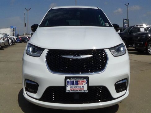 Certified 2025 Chrysler Pacifica Select FWD image 3