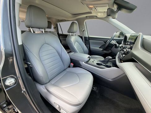 Used 2023 Toyota Highlander XLE FWD image 16