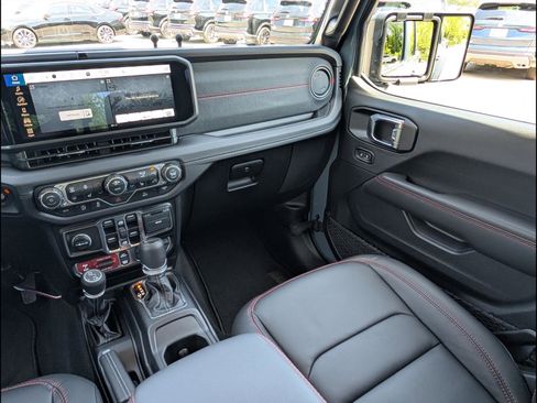 Used 2025 Jeep Gladiator Rubicon w/ Convenience Group AWD/4WD image 9