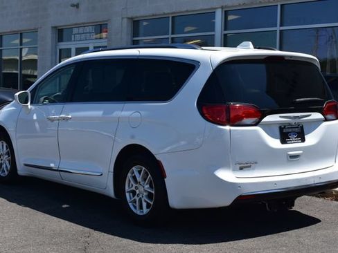 Used 2020 Chrysler Pacifica Touring-L FWD image 9