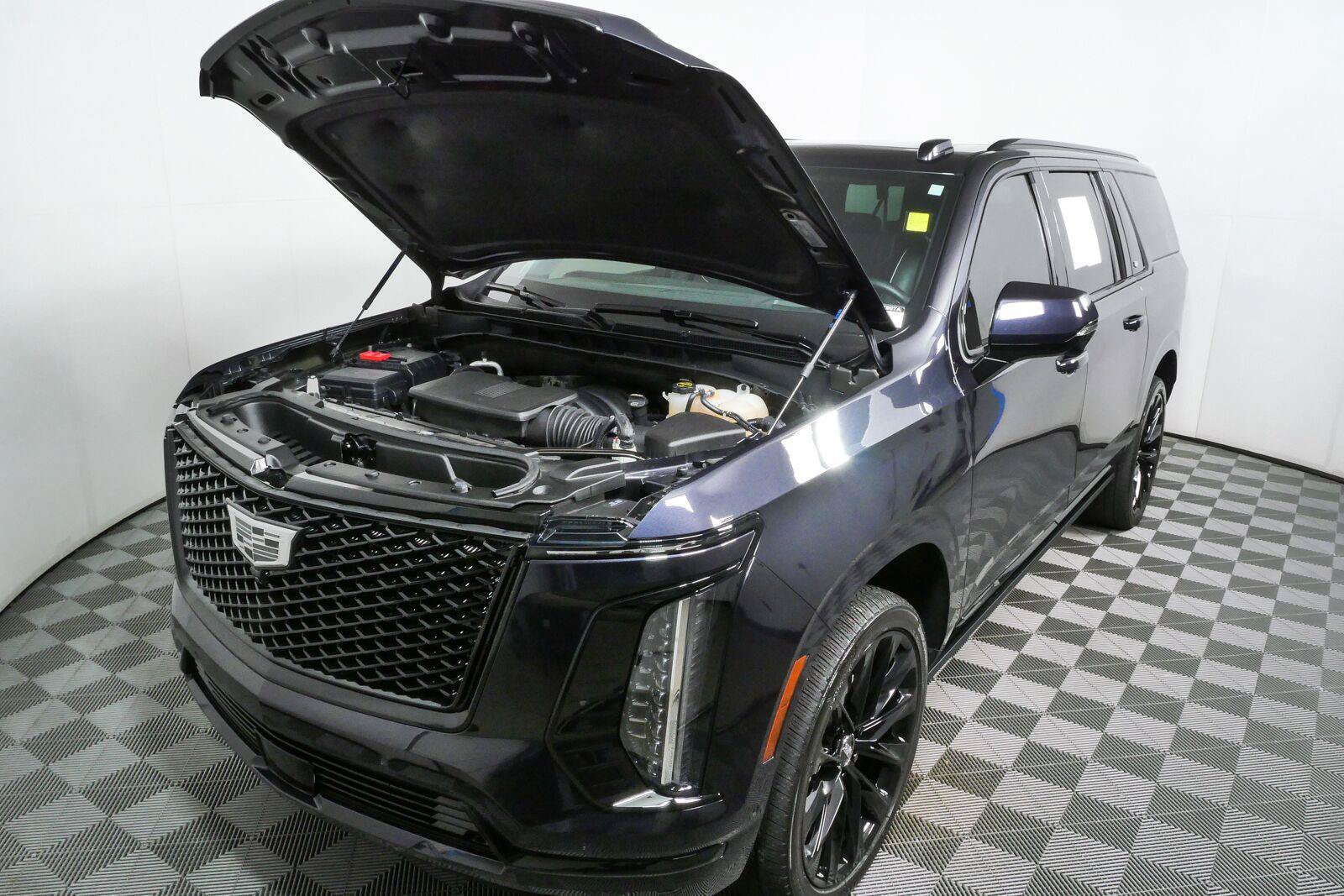 Used 2025 Cadillac Escalade ESV Sport Platinum w/ LPO, ONYX Package AWD/4WD image 32