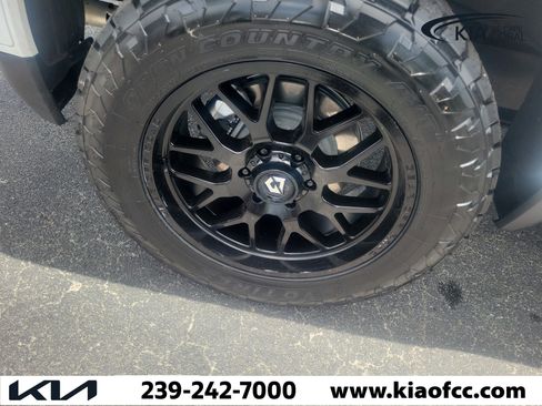 Used 2025 GMC Sierra 1500 AT4 w/ AT4 Premium Package AWD/4WD image 9