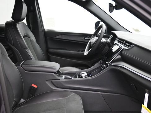 New 2025 Jeep Grand Cherokee L Altitude image 16