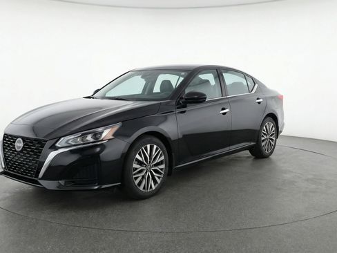 Used 2025 Nissan Altima 2.5 SV image 3