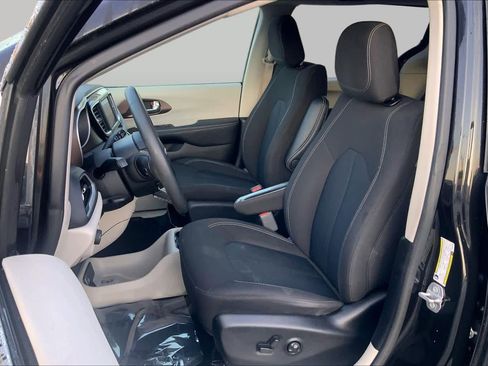 Used 2022 Chrysler Voyager LX FWD image 8