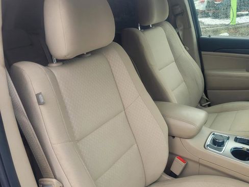 Used 2019 Jeep Grand Cherokee Laredo image 28