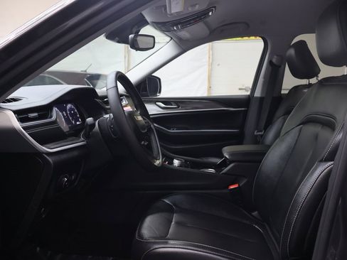 Used 2023 Jeep Grand Cherokee Limited image 17