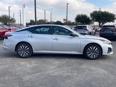 Used 2024 Nissan Altima 2.5 SV image 4